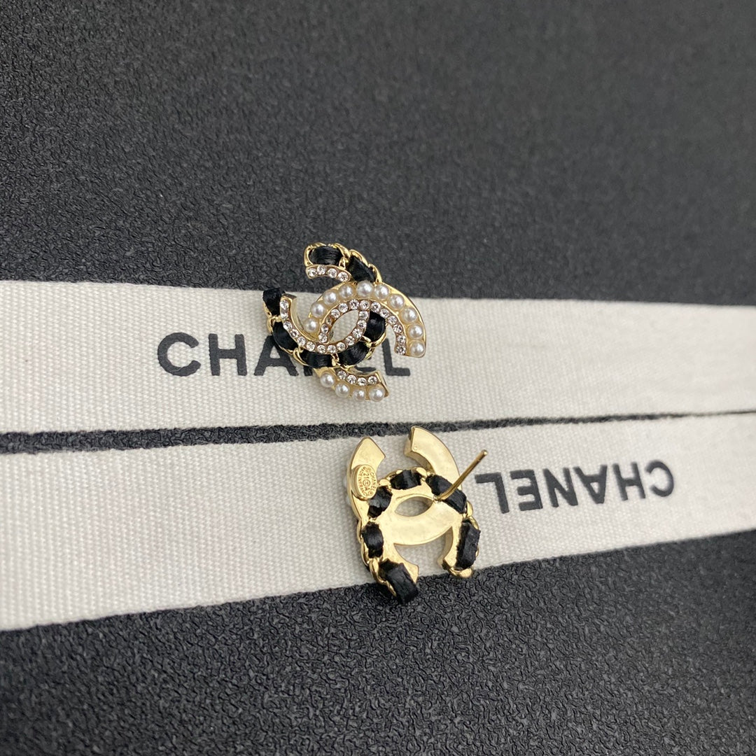 2025 Sparkling Diamond Pearl Leather Stud Earrings
