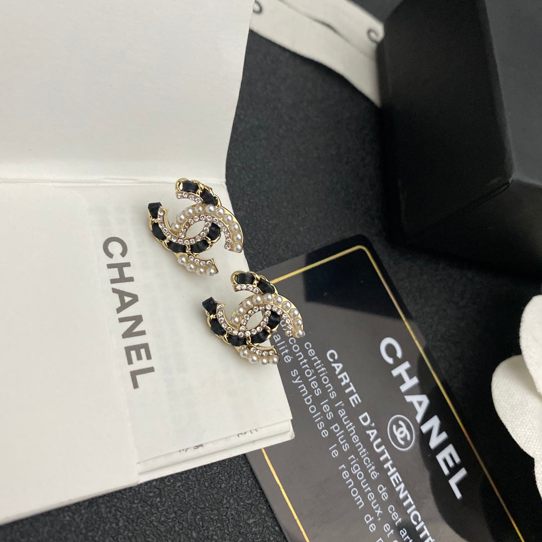 2025 Sparkling Diamond Pearl Leather Stud Earrings